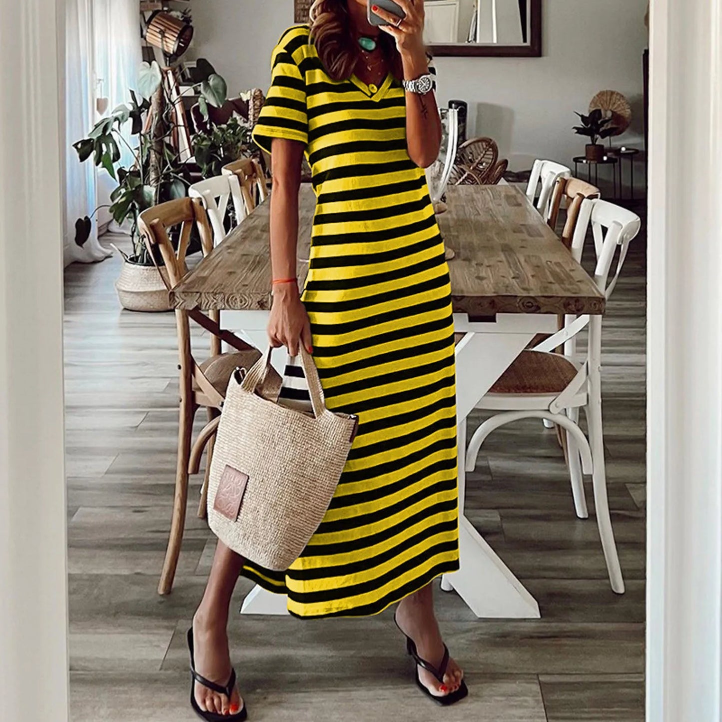 Vestido Longo Listrado com Decote em V: Vibração Eterna - Charme e Conexão